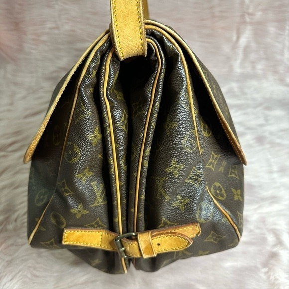 Louis Vuitton Saumur 35 Monogram Crossbody Messenger Bag - Picture 8 of 16